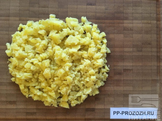Шаг 3: Нарежьте картофель мелкими кубиками.