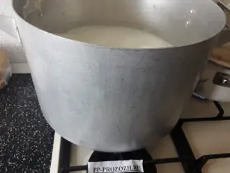 Шаг 2: Поставьте кастрюлю с молоком на плиту на большой огонь и доведите до кипения.