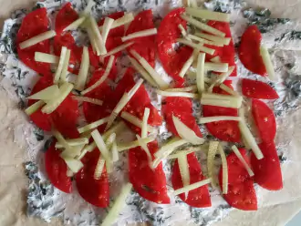 Шаг 7: Поверх соуса выложите помидоры. Следующим слоем огурцы.