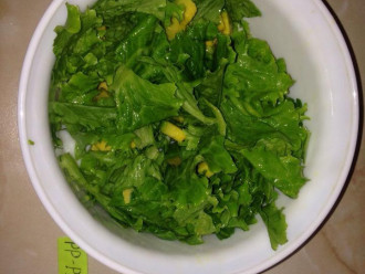 Шаг 5: Смешайте все ингредиенты для салата и заправьте желтком. 
Посолите и поперчите по вкусу.