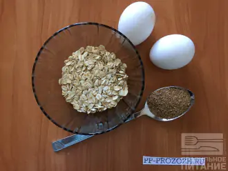 Шаг 1: Для приготовления овсяноблина с яйцом возьмите овсяные хлопья, яйца и клетчатку