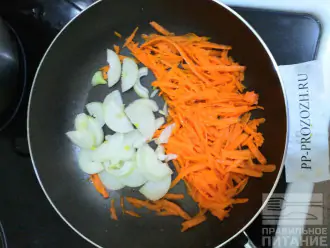 Шаг 8: Добавьте к моркови и все тщательно перемешайте.