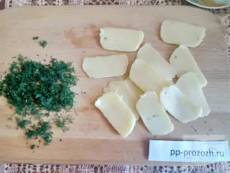 Шаг 6: Нарежьте брынзу тонкими ломтиками и зелень помельче.