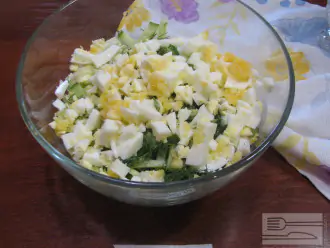 Шаг 5: Соедините капусту, огурец и яйца. Добавьте укроп, соль. Заправьте натуральным йогуртом. 