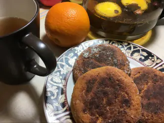 Шаг 6: Готовые сырники выложите на тарелку, заварите травяной чай с апельсином и приятного аппетита!
