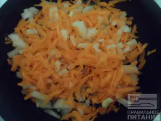 Шаг 4: Слегка  обжарьте в глубокой сковороде лук, чеснок и морковь.