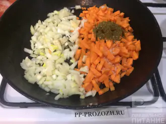 Шаг 4: Нарежьте морковь и лук, выложите на сковороду, добавьте оливковое масло и приправы, посолите по вкусу. Обжаривайте в течении 5 минут. Добавьте пюре из помидоров. Потушите еще пару минут. Затем добавьте овощи в кастрюлю к грибам и чечевице. 