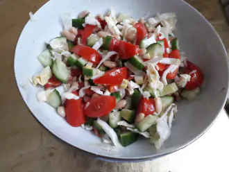 Шаг 6: Посолите, поперчите и заправьте салат растительным маслом. Тщательно перемешайте все компоненты в салатнике.