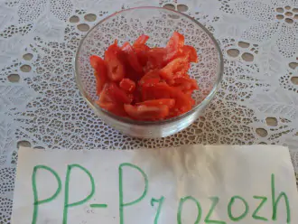 Шаг 6: Нарежьте помидоры.
