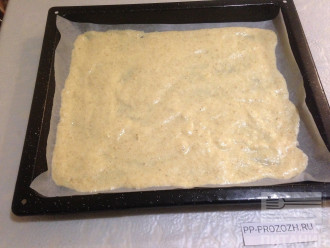 Шаг 5: Выложите тесто на силиконовый коврик или пекарскую бумагу в форме квадрата, толщиной около 1 см. Выпекайте всего 10 мин. при температуре 180°С