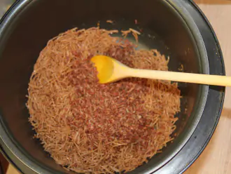 Шаг 4: Отдельно отваренный до полуготовности красный рис добавьте к вермишели.