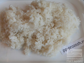 Шаг 6: Выложите рис в посуду большего размера, полейте приготовленным  уксусом и тщательно перемешайте.