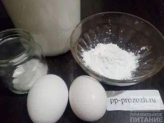 Шаг 1: Подготовьте ингредиенты для крема: обезжиренное молоко, кукурузный крахмал, яйца и сахарозаменитель.