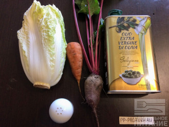 Шаг 1: Для приготовления салата возьмите: свеклу, морковь, пекинскую капусту, оливковое масло и соль.