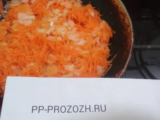 Шаг 3: Обжарьте на раскаленной сковороде, смазанной малом лук и морковь.