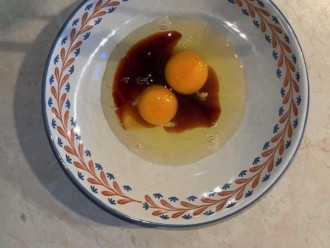 Шаг 6: Яйца и соевый соус взбейте вилкой или венчиком.