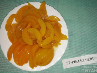 Шаг 7: Нарежьте тонкими дольками консервированные персики.