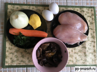 Шаг 1: Подготовьте ингредиенты. Куриное филе помойте, овощи почистите. Грибы разморозьте и дайте стечь лишней влаге.