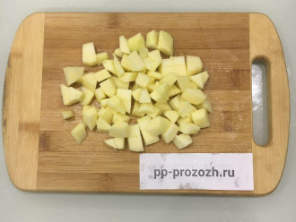 Шаг 4: Яблоко очистите от кожуры и сердцевины, нарежьте кубиками и добавьте в салат.