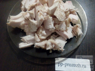 Шаг 2: Нарежьте куриное филе поперек волокон.