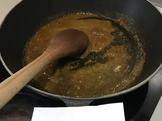 Шаг 3: Подогрейте масло гхи в сковороде, добавьте куркуму, перец чили, кориандр, соль и потомите пару минут для раскрытия аромата специй.