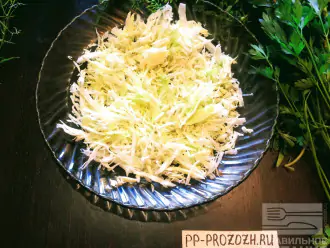 Шаг 3: В глубокую тарелку сложите капусту и помните руками чтобы салат был нежным.