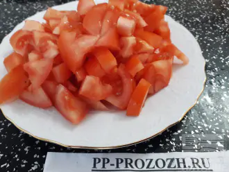 Шаг 4: Нарежьте томаты небольшими кусочками.
