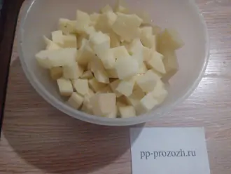 Шаг 6: Порежьте картофель кубиком. Когда горох будет готов, засыпьте его в кастрюлю. После закипания посолите суп и переключите плиту на среднюю мощность. Варите примерно 15 минут, пока картофель не станет мягким.