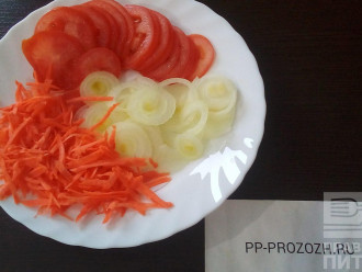 Шаг 3: Помидор и лук нарежьте тонкими кольцами, морковь потрите на крупной терке.