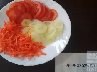 Шаг 3: Помидор и лук нарежьте тонкими кольцами, морковь потрите на крупной терке.