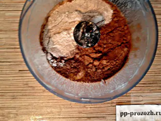 Шаг 3: Добавьте какао-порошок, сахарозаменитель, разрыхлитель и муку. Тесто не должно быть слишком жидким.