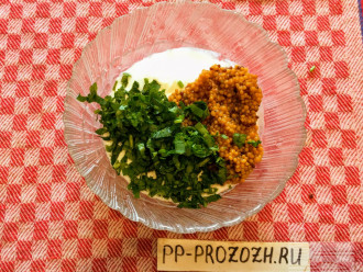 Шаг 5: В глубокую тарелку выложите сметану, мелко порезанную зелень, горчицу, соль и черный молотый перец по вкусу.