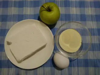 Шаг 1: Для приготовления сырников с яблоками подготовьте следующие ингредиенты: творог, яблоко, яйцо, манку.

