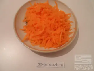 Шаг 2: Натрите на терке морковь.