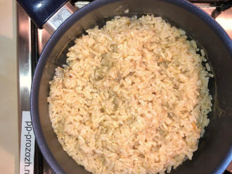 Шаг 2: Поставьте вариться рис. Предварительно его лучше замочить на ночь.