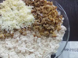 Шаг 4: Выложите салат слоями, курица, грибы, яйца тертые на терке, грецкие орехи. Каждый слой промажьте майонезом.