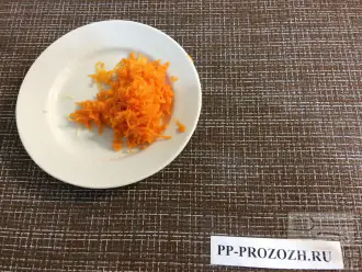 Шаг 3: Натрите морковь и чеснок на тёрке.
