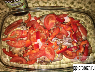 Шаг 3: Форму для запекания смажьте оливковым маслом и уложите курицу с овощами. Отправьте в духовку на 40 минут, периодически проверяйте не подгорел ли верх. При подгорании овощей форму можно накрыть фольгой.