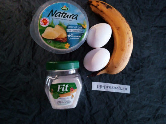Шаг 1: Подготовьте ингредиенты: яйца, банан, сыр и сахарозаменитель.