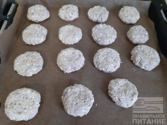 Шаг 4: Сформируйте печенья и выложите их на противень, застеленный пекарской бумагой. Выпекайте в духовке при 200гр. около 15 минут.