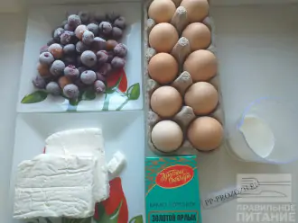Шаг 1: Подготовьте все необходимые ингредиенты: яйца, кефир, творог, вишню и какао-порошок.