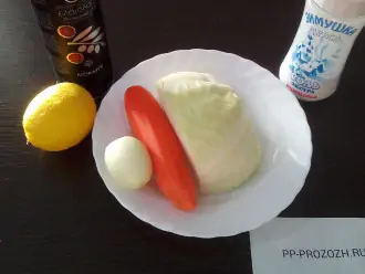 Шаг 1: Подготовьте ингредиенты: капусту, морковь, лук, сок лимона, оливковое масло, соль.
