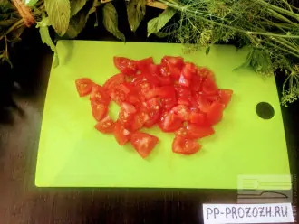 Шаг 6: Мелко порежьте помидоры и добавьте к остальным ингредиентам. 