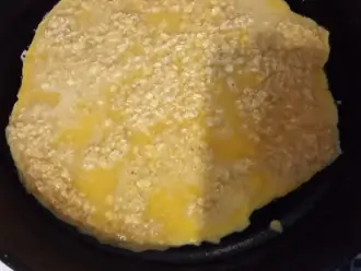 Шаг 4: На раскаленной сковороде пожарьте под крышкой. На одну сторону положите сыр, чтобы подтаял.