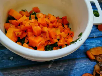 Шаг 2: Нарежьте мелко зелень и кубиками морковь.