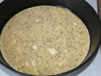 Шаг 6: Разогрейте сковороду с маслом и вылейте на неё омлет. Накройте крышкой и готовьте на среднем огне 8-10 минут.