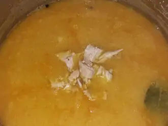 Шаг 9: Суп почти готов. Добавьте кусочки курицы в кастрюлю и можно подавать.