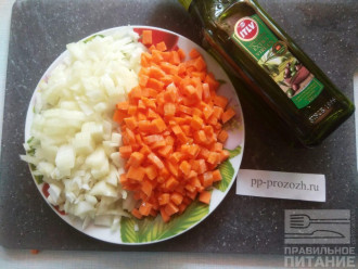 Шаг 3: Нарежьте лук и морковь. Пассеровать овощи я не стала и поэтому полила морковь оливковым маслом. Таким образом извлекая жирорастворимые витамины из моркови.