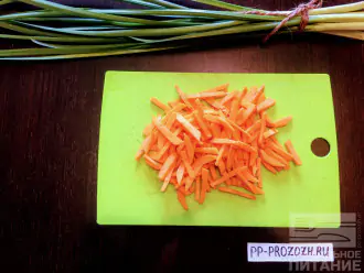 Шаг 4: Морковь очистить от кожуры и порезать соломкой.