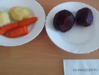 Шаг 2: Отварите свеклу, картофель, морковь. Почистите.
